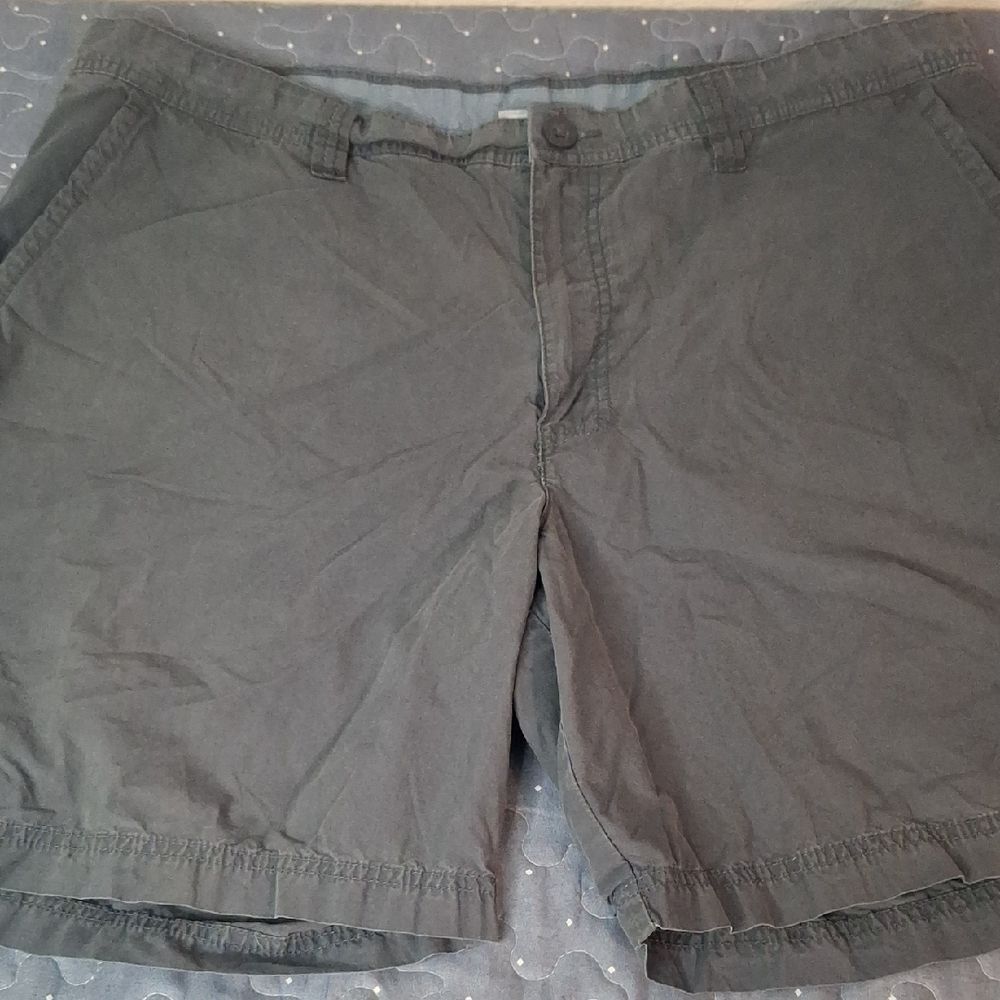 Columbia Men's 8 inch inseam Gray Shorts size 40